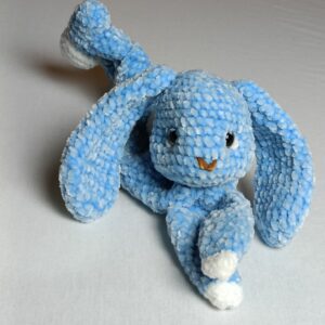 Häkelhase in blau-weiss